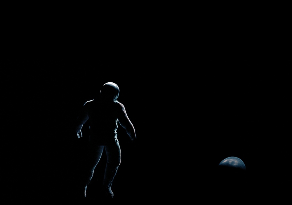 🎬 El espacio exterior en 2001: A Space Odyssey
Stanley Kubrick, 1968

La escena:
El astronauta flota en el espacio.
Su cordón se rompe.
No hay explosión.
No hay grito.
Sólo vacío.
Un silencio brutal, inhumano, demoledor.
Porque en el espacio, nadie puede oírte morir.