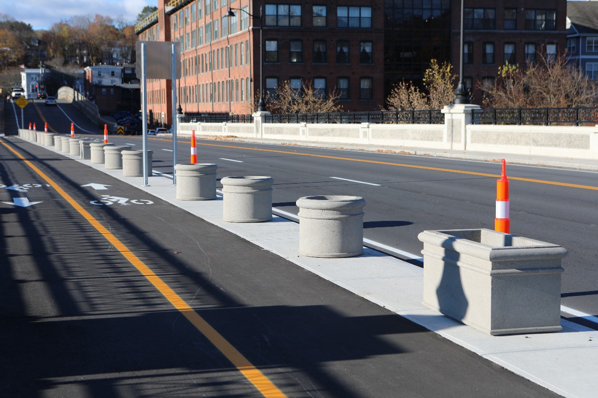 CTDOTOfficial's tweet image. #TeamCTDOT took home three America’s #Transportation Awards for the Northeast Region! The Fairfield Ave Bridge project in Norwalk, the Derby-Shelton bike and pedestrian safety improvement project, and the Wrong Way Detection program took home awards! portal.ct.gov/dot/ctdot-pres…
