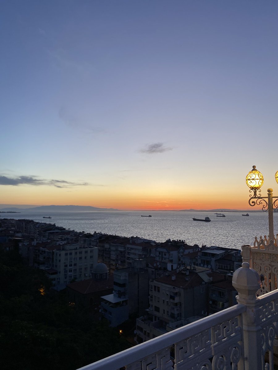 Sen aklıma gelince, o kadar çok şey yazmak çizmek geliyor ki içimden.
İşte o an korkuyorum kendimden.
Kalemime yetmez denizleri mürekkep etsem