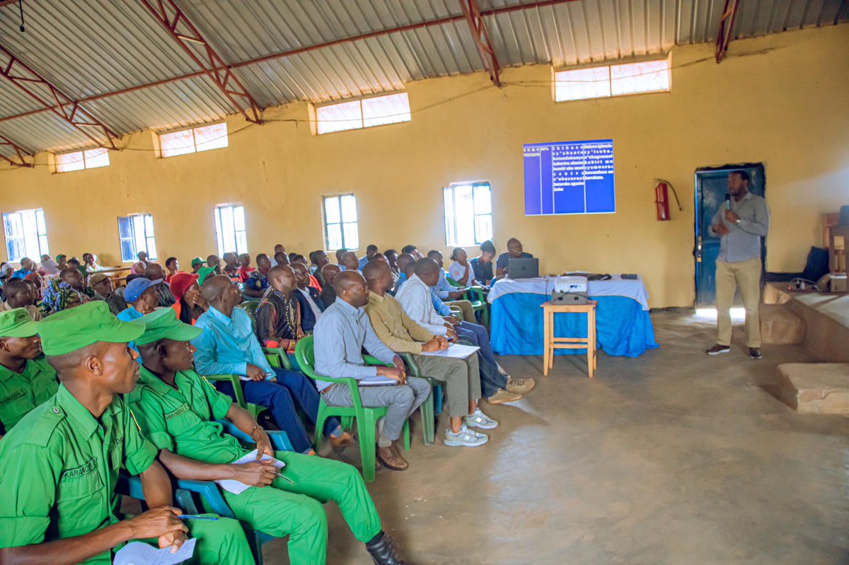 Gahunda y’Akarere yo kuganira n’ibyiciro by’inzego z’ubuyobozi kuva ku Mudugudu kugera ku Murenge yakomereje mu Mirenge ya Kabare, Rwinkwavu na Mwiri, haganirwa ku ngamba zo gukomeza kwimakaza ubuyobozi bushyira #UmuturageKuIsonga. 

1/4