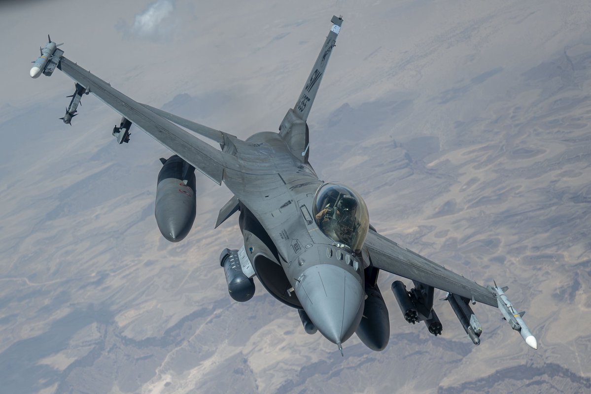 CENTCOMHebrew's tweet image. מטוס F-16 פייטינג פלקון של חיל האוויר האמריקאי מסייר מעל אזור האחריות של פיקוד המרכז של ארה"ב (#CENTCOM).