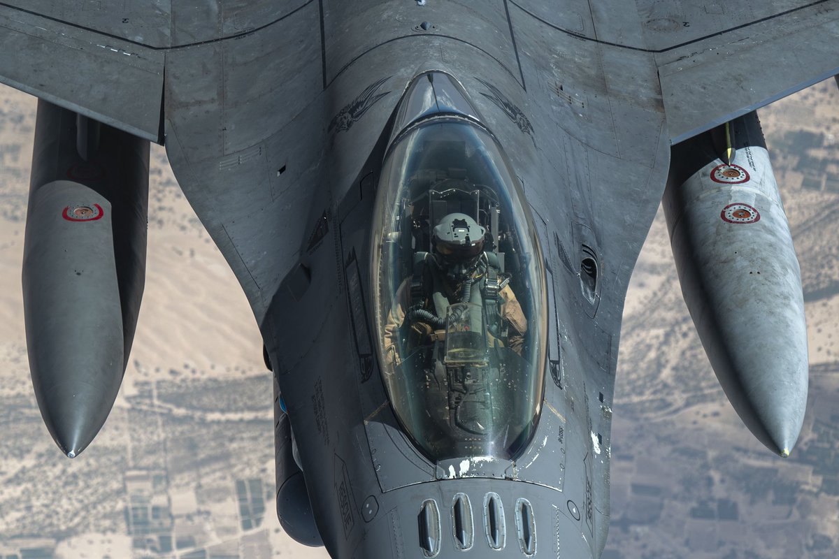 CENTCOMHebrew's tweet image. מטוס F-16 פייטינג פלקון של חיל האוויר האמריקאי מסייר מעל אזור האחריות של פיקוד המרכז של ארה"ב (#CENTCOM).