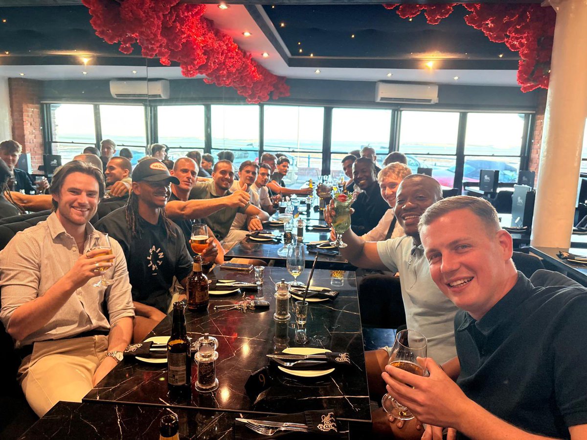 🟡⚫️ Team culture matters

Pre-season isn't just about the training ground… it’s about team spirit too!

A great evening with the lads and staff at The Prowse Restaurant in Southend, good laughs, proper grub, and plenty of belief heading into the new season. ⚽️

#ManorFamily