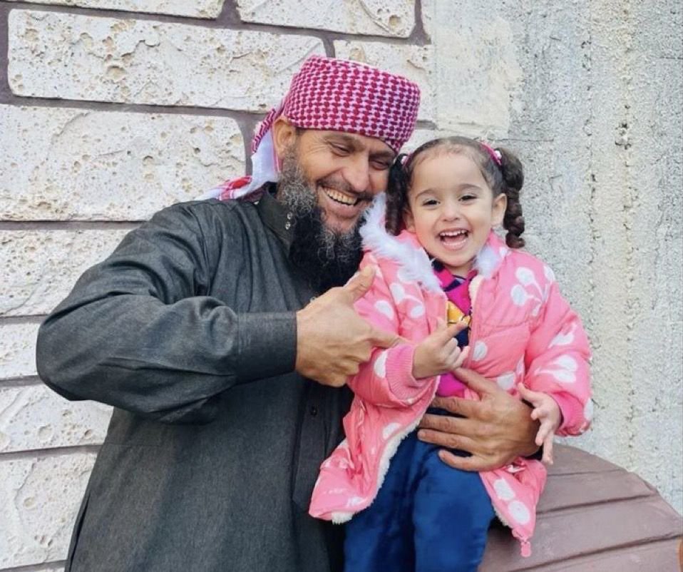 İki can, bir kefen, bir yürek sesi,
Rim ve dedesi... Cennetin neşesi.