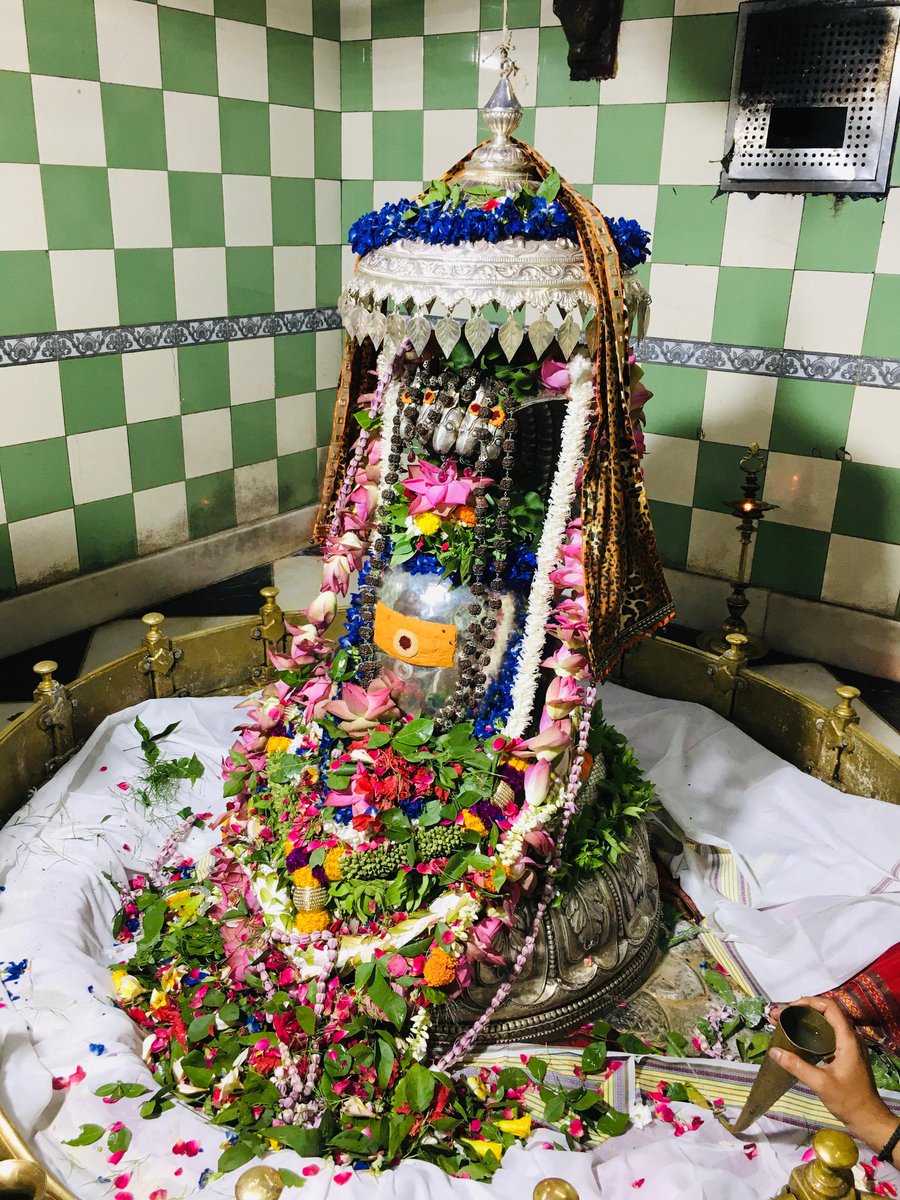 TraditionalVar1's tweet image. जय गुरुदेव की शंखनाद के साथ गुरु पूजन से झूम उठी काशी।
लाखों की संख्या में मंदिर, मठ, आश्रम एवं सिद्ध पीठों में शिष्यों ने गुरु पूजन किया एवं उनसे दीक्षा ली।
चाहे तुलसीदास जी का मंदिर हो या संत कीनाराम जी का अघोर पीठ हो।
शंकराचार्य जी का श्रीविद्या मठ हो या नागा साधुओं का आश्रम।