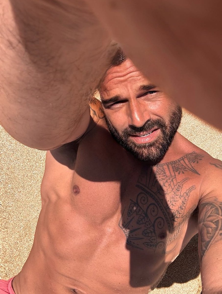 Me ofrezco desinteresadamente a colocarle gel con aloe vera...😎🙄🔥🔥🔥