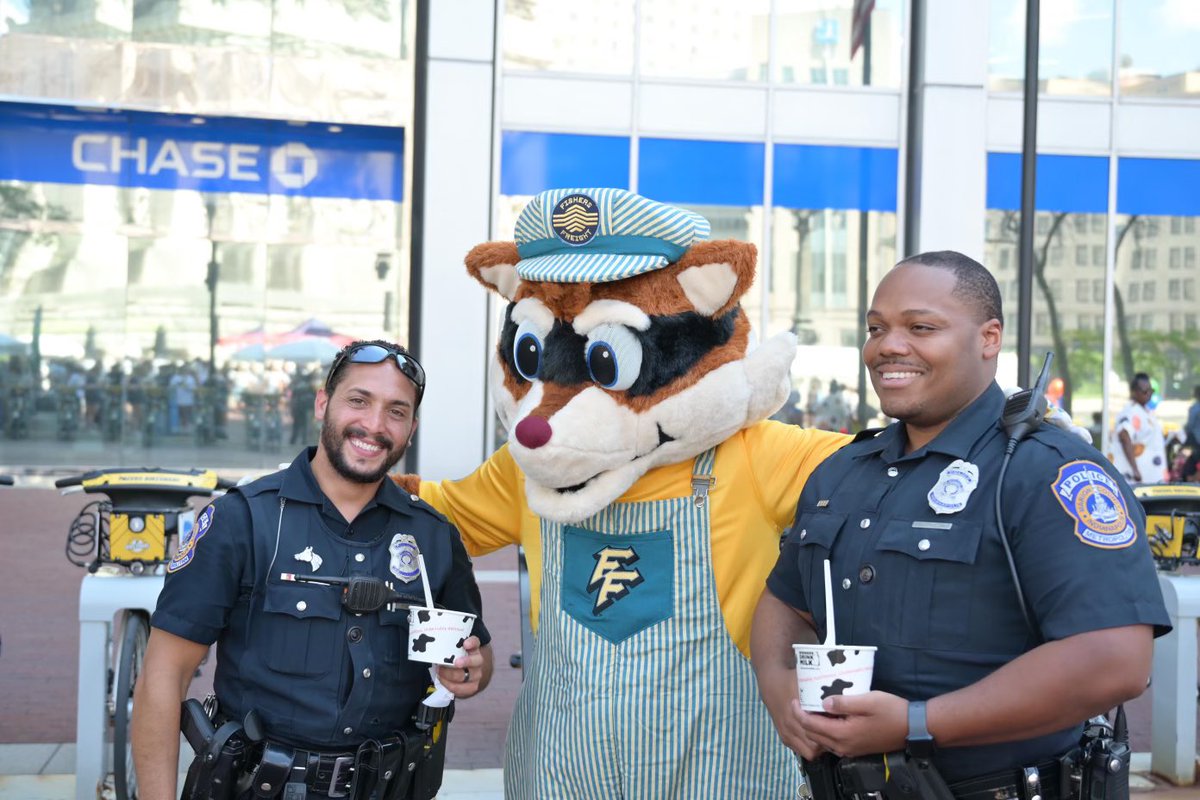 IMPD_Chief's tweet image. Today I traded in my badge for a scooper at the 36th Annual Ice Cream Social on Monument Circle! 🍦
Thanks to everyone who came out to chill with us!