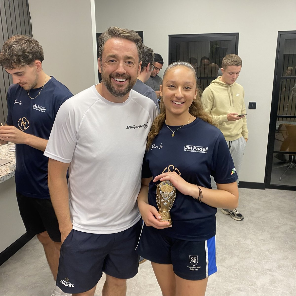 Well done Sophia for winning player of the day It was a lovely experience and she’s enjoyed it and hopes to continue her journey with padel. Big thanks to ⁦⁦<a href="/JasonManford/">Jason Manford</a>⁩ <a href="/JM_PDL_Academy/">JMPadelAcademy</a> making the tournament happen it is much appreciated ⁦@coopbellevue⁩