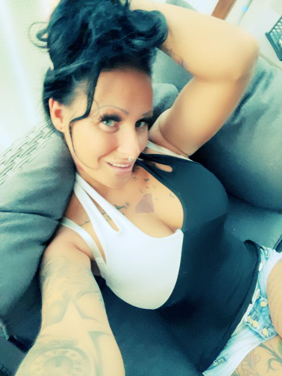 EmjayRosso's tweet photo. Wochenende ist überstanden. Jetzt noch ein bisschen Netflixen und morgen geht es wieder Arbeite.
Was habt ihr so getrieben?

@EmjayRosso 

#inked #wochenende #weekend #wochenendezuende #chill #netflix #netflixendchill #vordemmotag #jeanshotpants #timefortwo #inkedhotties https://t.co/jP4YVkF0m2