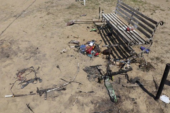 EmbRusCuba's tweet image. El 8 de julio el régimen de Kiev atacó con drones una playa en Kursk, matando a tres hombres. Un niño de cinco años sufrió quemaduras graves y falleció mientras era trasladado a Moscú.
☝️ Los responsables por este bárbaro crimen contra personas inocentes no quedarán impunes.