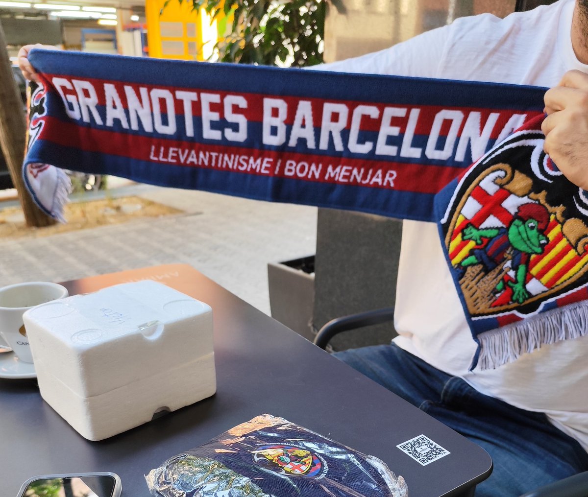 Una bufanda que ens defineix com a penya. Llevantinisme i bon menjar 🐸🍽️. 

Ja a la venda: 12€ 🧣