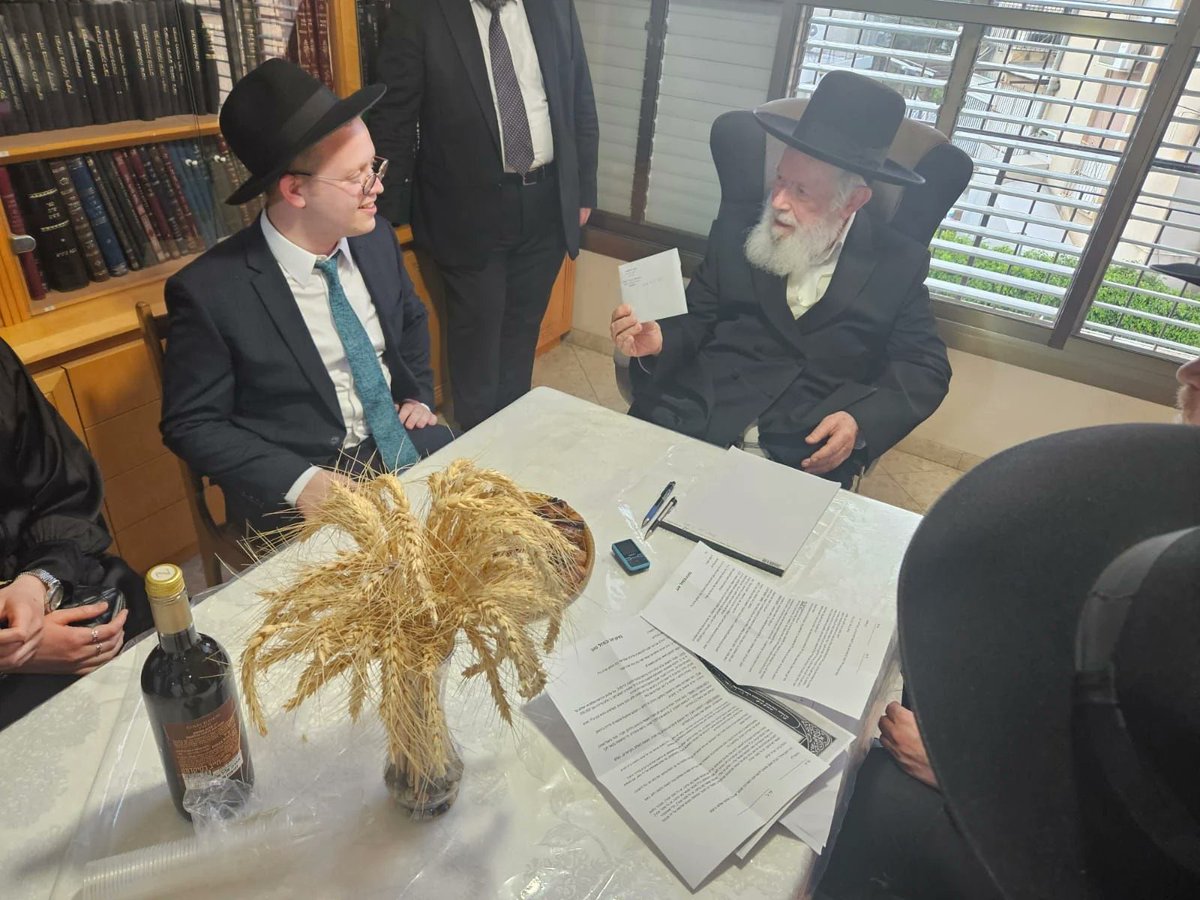Yossi_Feld's tweet image. מזל טוב למשב''ק המיתולוגי ונכדו חביבו של מרן עמוד ההוראה הגר"י זילברשטיין שליט״א הבה"ח אריה זילברשטיין ני"ו מבחירי ישיבת קרית מלך ומחבר הספר 'כארי יתנשא', לרגל בואו בברית האירוסין
עב"ג למשפחת מילגרום,
שיזכו להקים בית נאמן בישראל!