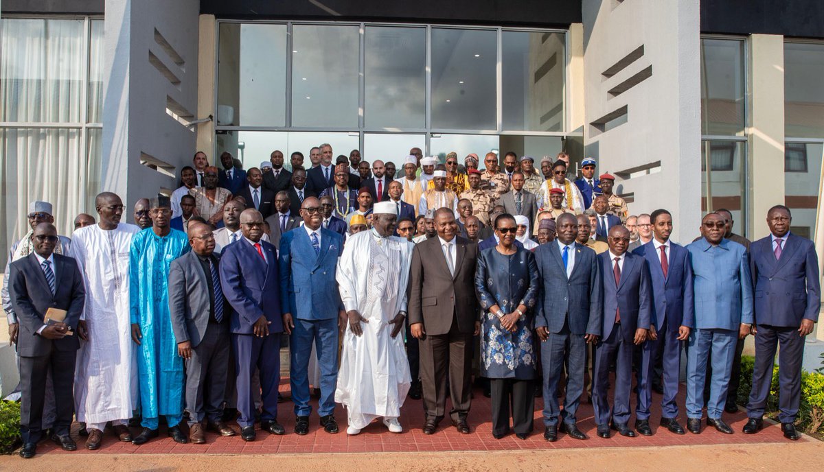 Le processus de paix en #RCA relancé ce 10/7 à Bangui, avec le retour de l'UPC et le 3R dans l'APPR. Les 2 groupes armés et le <a href="/GouvCF/">Gouvernement Centrafricain</a> avaient signé un accord à Ndjaména en avril. "Cela conforte notre volonté de ramener la paix par le dialogue", dixit <a href="/FA_Touadera/">Faustin-Archange Touadéra</a>.