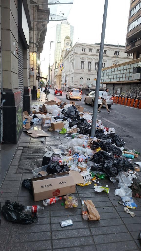 Ricardo_Sabor's tweet image. Mira desbordes, justo en Monjitas y 21 de Mayo, a metros de tu oficina... con esto nos encontramos los vecinos de Santiago centro cuando salimos a trabajar.