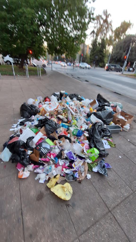 Ricardo_Sabor's tweet image. Mira desbordes, justo en Monjitas y 21 de Mayo, a metros de tu oficina... con esto nos encontramos los vecinos de Santiago centro cuando salimos a trabajar.