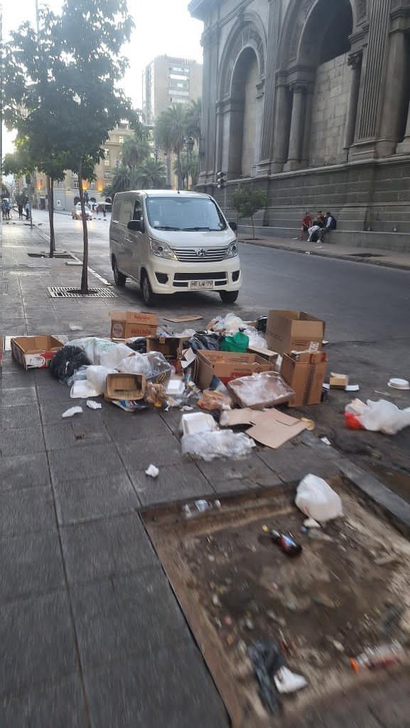 Ricardo_Sabor's tweet image. Mira desbordes, justo en Monjitas y 21 de Mayo, a metros de tu oficina... con esto nos encontramos los vecinos de Santiago centro cuando salimos a trabajar.