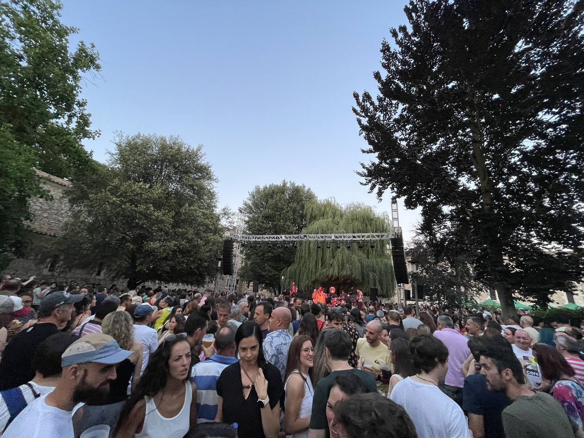 Bea Sanz (@bea_sda) on Twitter photo Tablereando 😎🎶 #Burgos ❤️🤎 Tablereando 😎🎶 #Burgos ❤️🤎