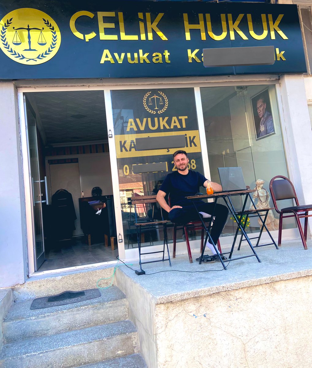 Köy avukatlığı böyle bişey..
Ofisin önüne masa sandalye atıp kıraathaneden çay söylüyorsun. Yoldan geçenler sorusunu sorup geçiyor..