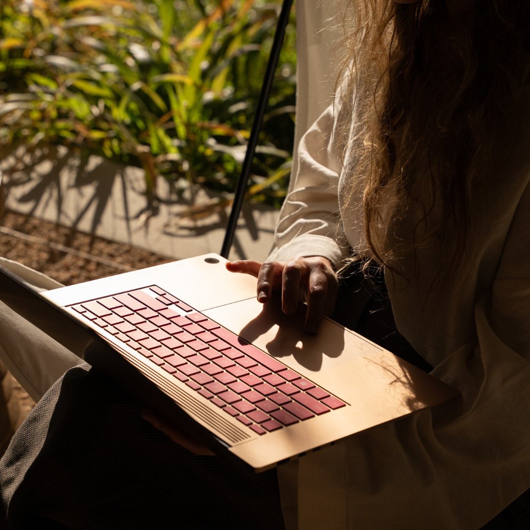 ASUSUSA's tweet image. #DesignYouCanFeel isn’t just a slogan—it’s how we create.
From Milan to Johannesburg, #ASUS #Zenbook delivers powerful, purposeful design brought to life through the lens of Corvid Capture (IG: @corvidcapture) in collaboration with ASUS ZA.