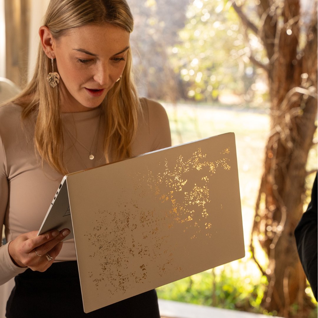 ASUSUSA's tweet image. #DesignYouCanFeel isn’t just a slogan—it’s how we create.
From Milan to Johannesburg, #ASUS #Zenbook delivers powerful, purposeful design brought to life through the lens of Corvid Capture (IG: @corvidcapture) in collaboration with ASUS ZA.