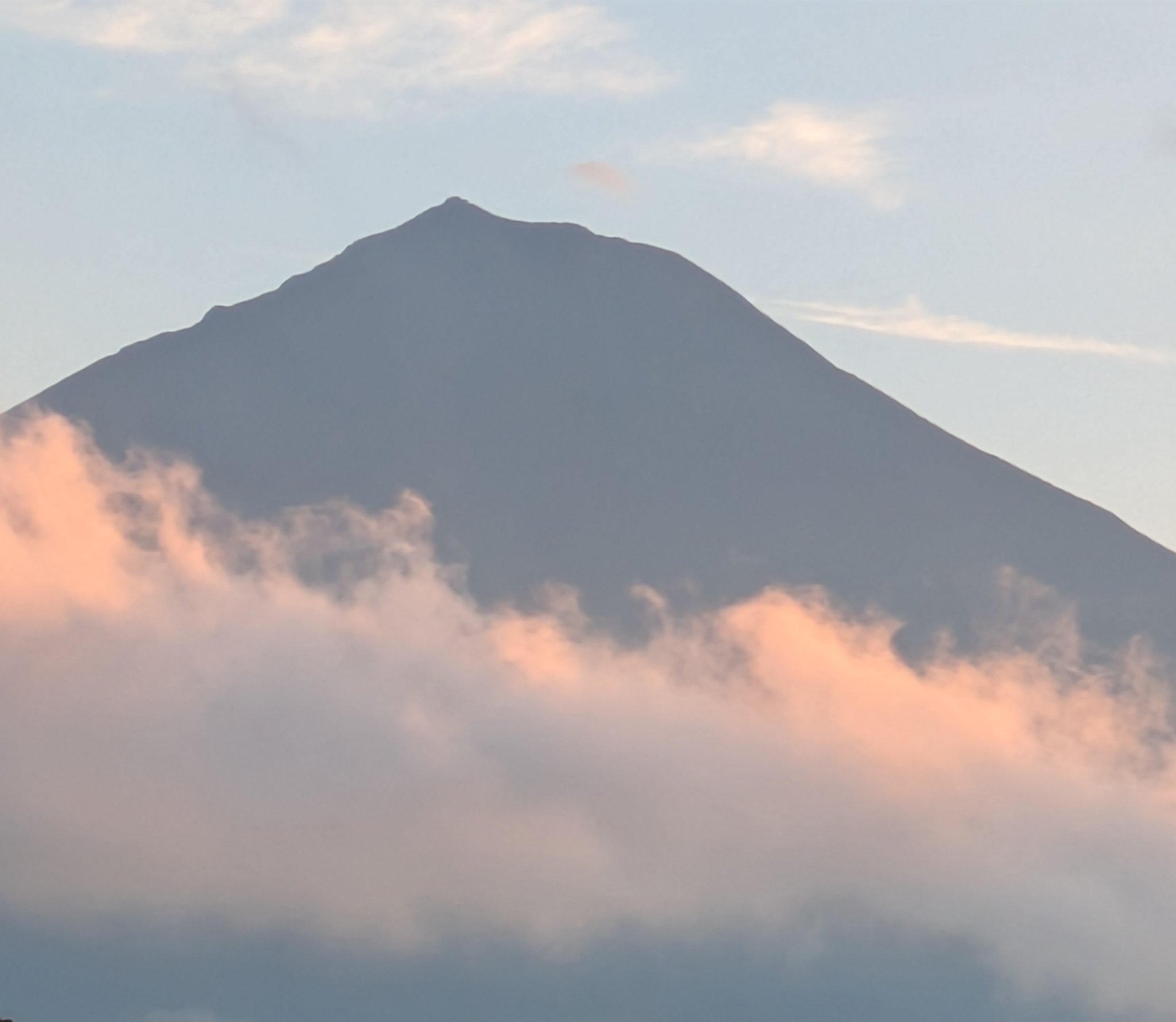 富士山と雲の写真 富士山の上に円盤みたいな雲が移動してました🩷🗻🛸 神々しい