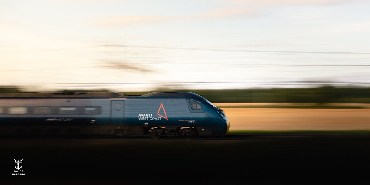 JamesHardingFX's tweet image. WCML highlights from this week. 🤩
•
@AvantiWestCoast
@AlstomUK
@HitachiRailENG
•
#AvantiWestCoast #Railway #RailPhotography #TrainPhotography #RailwayPhotography #TogetherWeRoll #Pride #PrideTrain #HitachiRail #PanningPhotography #PanningShot