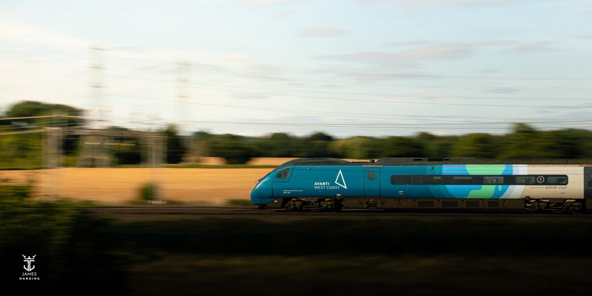 JamesHardingFX's tweet image. WCML highlights from this week. 🤩
•
@AvantiWestCoast
@AlstomUK
@HitachiRailENG
•
#AvantiWestCoast #Railway #RailPhotography #TrainPhotography #RailwayPhotography #TogetherWeRoll #Pride #PrideTrain #HitachiRail #PanningPhotography #PanningShot