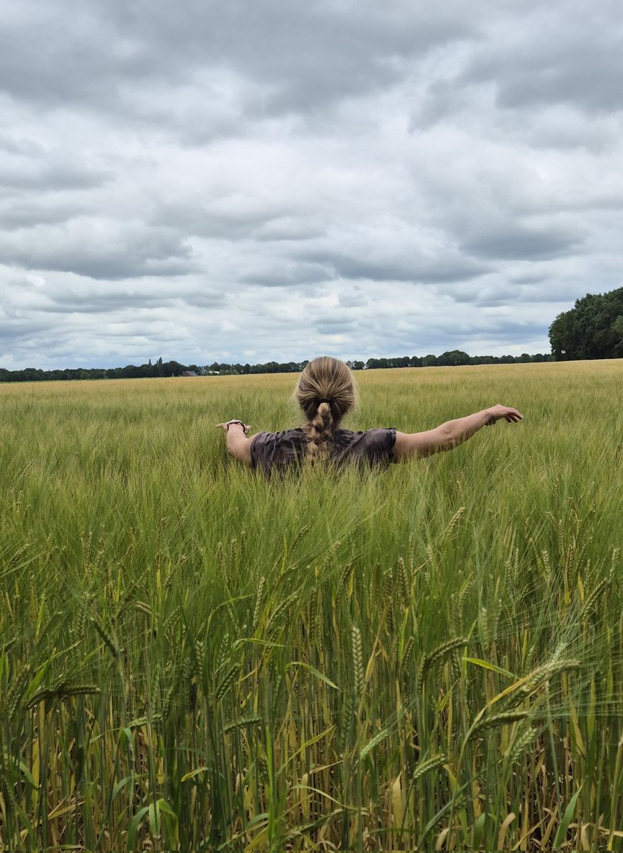 Groene weg 
Ik was eigenlijk een dagje vrij en begaf mij in het groen.
Toch wist een ieder mij te vinden voor advies over milieu, dierenwelzijn en ondermijning.

#politie #boa #ondermijning
#Mens #Dier en #Milieu 💙💚
Fijne avond 👮🏼‍♀️👋🏼