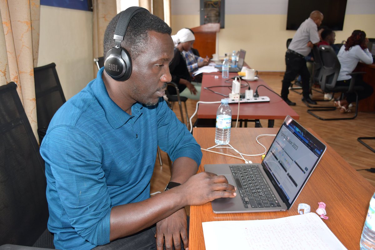 KreativeCampus's tweet image. The #DesignSprint Bootcamp is on, at @MbararaUST!

This is a focused, five-day workshop where multidisciplinary teams rapidly are solving real challenges through user-centered design. Hosted by Dr. @kimrichies, facilitated by Prof. Jo Sungbae from @HandongUniv, South Korea and in…