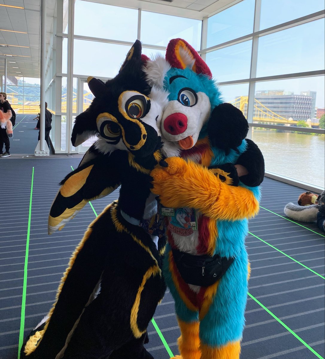 If anyone knows where <a href="/BirbsWings/">Birds 🇨🇦</a> gets all his energy from, let me know because I need some too! 😁🐾 #Anthrocon #Anthrocon2025