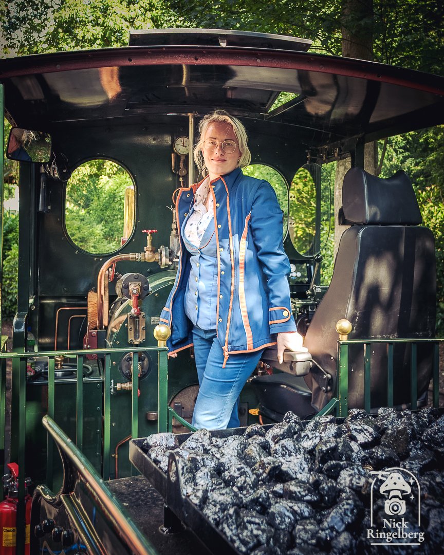 RingelbergNick's tweet image. 🚂 De machinist van de Efteling-stoomtrein!
Altijd indrukwekkend om te zien hoe deze iconische locomotief met zorg en kracht wordt bestuurd.
En deze dame doet dat met een glimlach én stijl. 👏
#Efteling #Stoomtrein #Machinist #SpoorMagie #Eftelingmoment