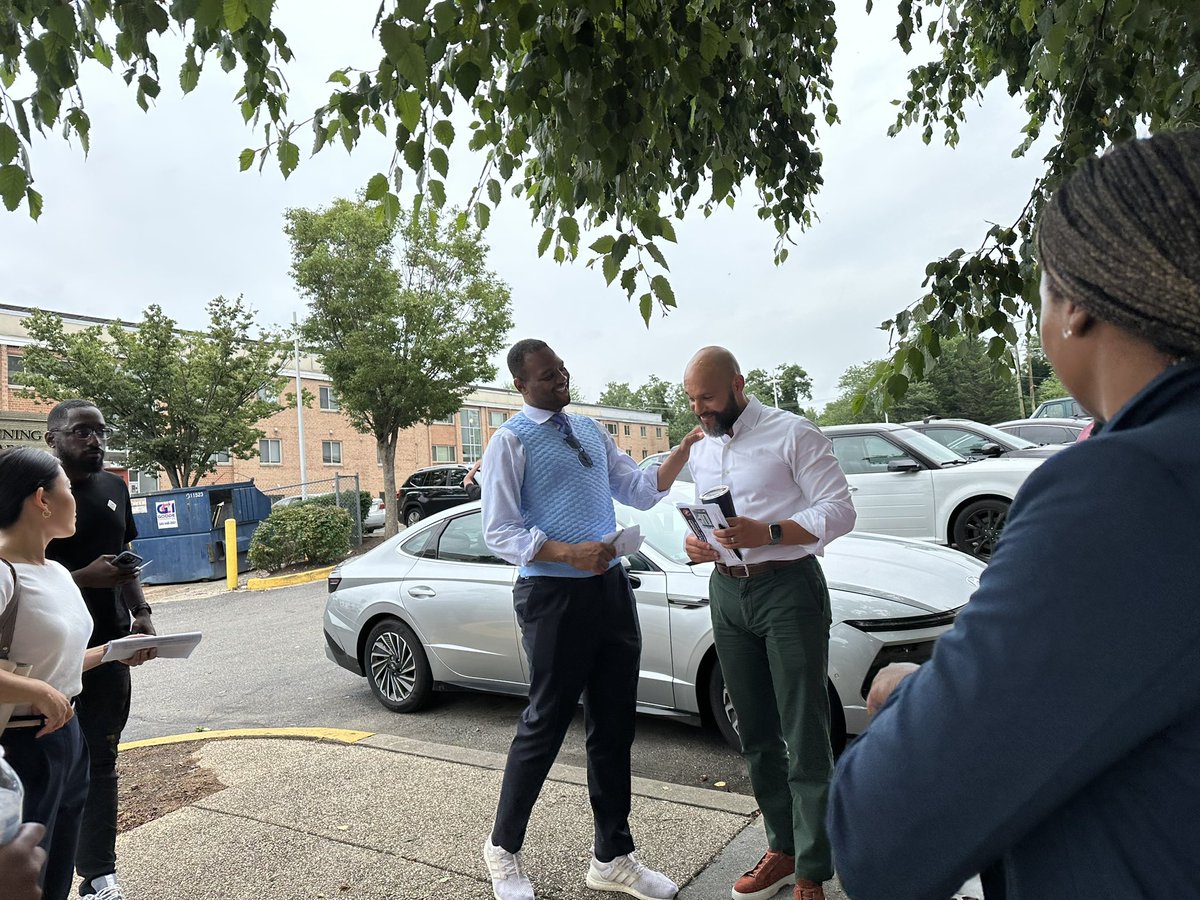 CMWendellFelder's tweet image. Joined @CMRobertWhiteDC & @EmpowerDC at Benning Park Apts to hear from residents & discuss ongoing challenges—financial stability, housing conditions, & engagement. Grateful to those who welcomed us into their homes. We're committed to real solutions & next steps.