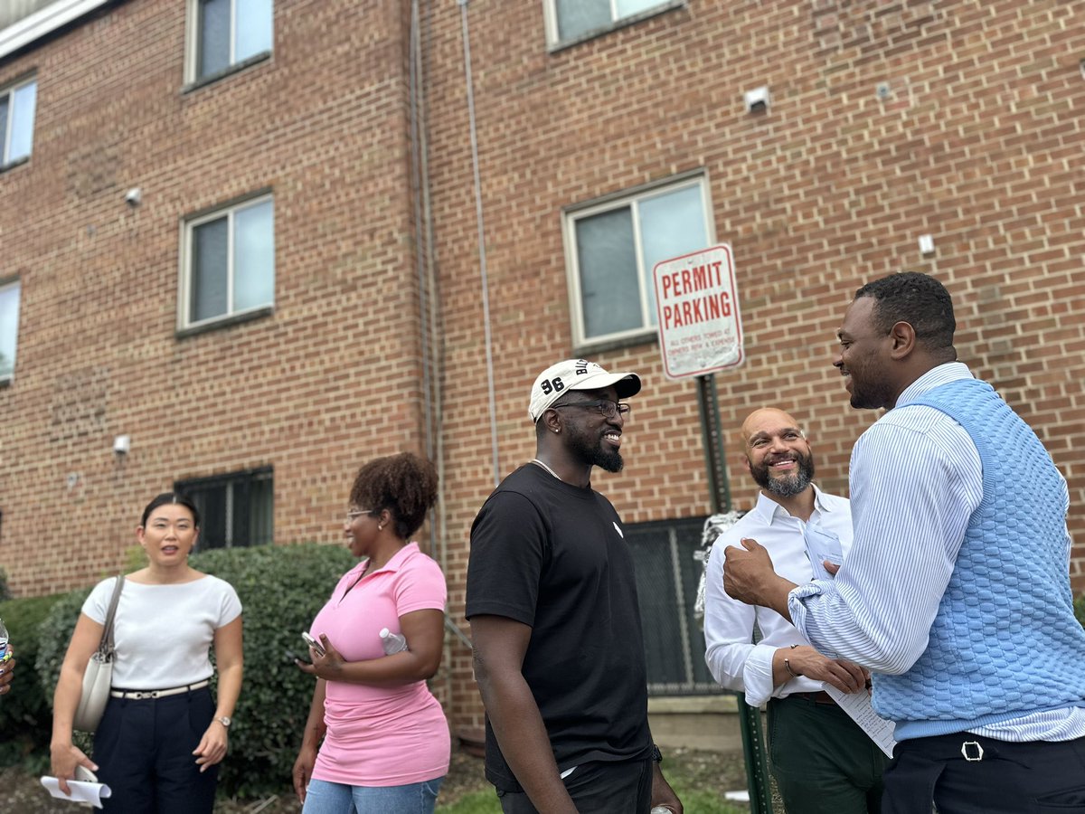 CMWendellFelder's tweet image. Joined @CMRobertWhiteDC & @EmpowerDC at Benning Park Apts to hear from residents & discuss ongoing challenges—financial stability, housing conditions, & engagement. Grateful to those who welcomed us into their homes. We're committed to real solutions & next steps.