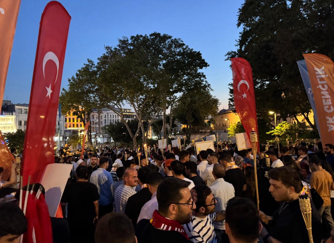 Bu kutlu yürüyüşün yıl dönümünde, 2025’in gençleri olarak tarihimize, medeniyetimize ve ecdadımızın bizlere emanet ettiği değerlere sahip çıkmak için Beyazıt’tan Ayasofya’ya yürüdük.
İstanbul’un fethinin ruhunu, 1453’ün maneviyatını ve Fatih Sultan Mehmet’in biz gençlere