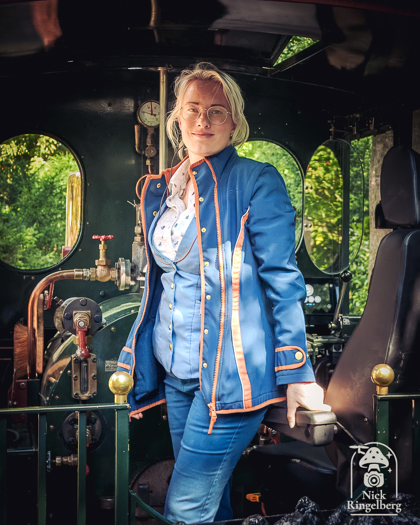 RingelbergNick's tweet image. 🚂 De machinist van de Efteling-stoomtrein!
Altijd indrukwekkend om te zien hoe deze iconische locomotief met zorg en kracht wordt bestuurd.
En deze dame doet dat met een glimlach én stijl. 👏
#Efteling #Stoomtrein #Machinist #SpoorMagie #Eftelingmoment