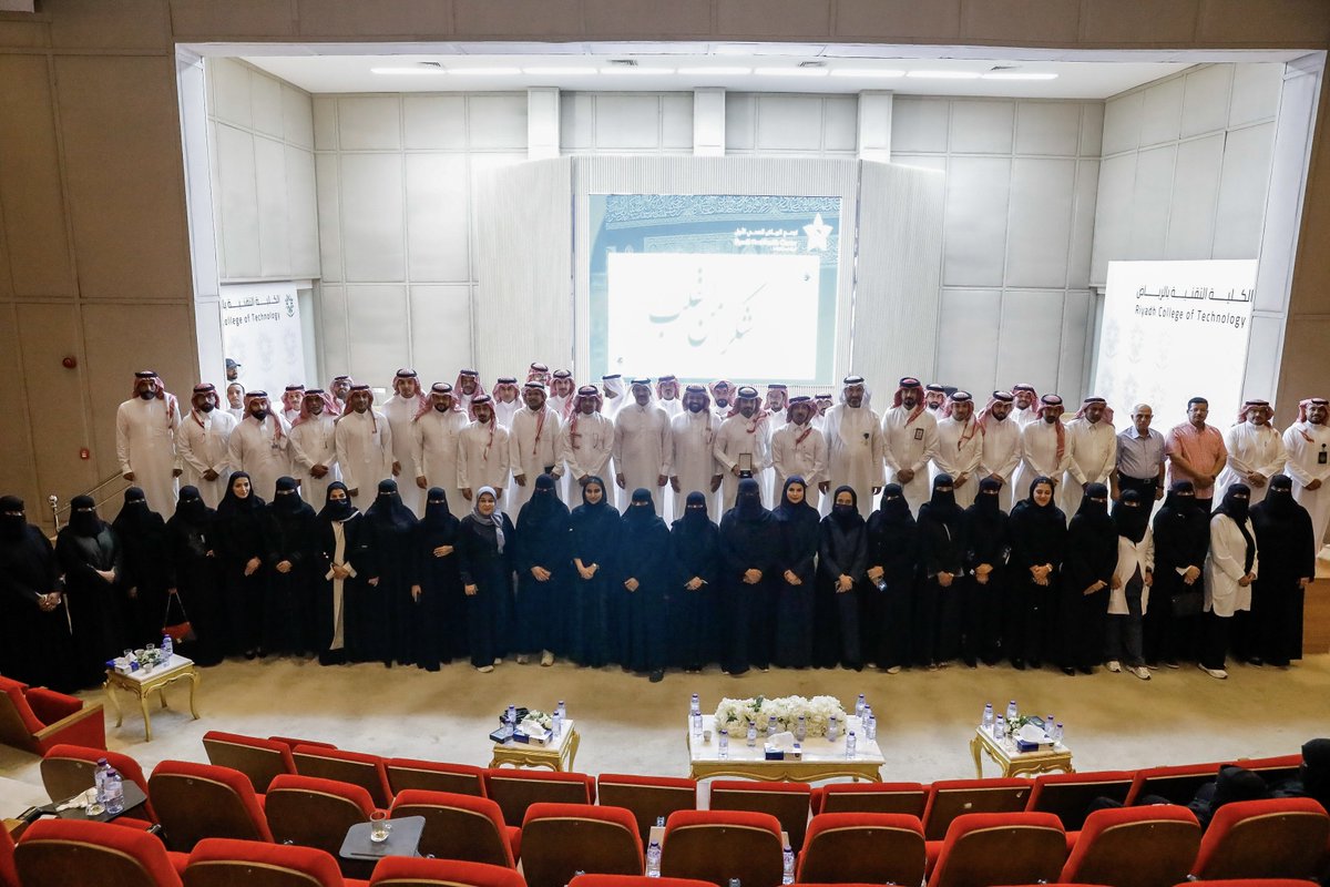 كرّم الرئيس التنفيذي لـ #تجمع_الرياض_الصحي_الأول، د. صالح التميمي، منسوبي مراكز الرعاية الأولية، تقديرًا لجهودهم في تفعيل أنشطة حملة #حج_بصحة.