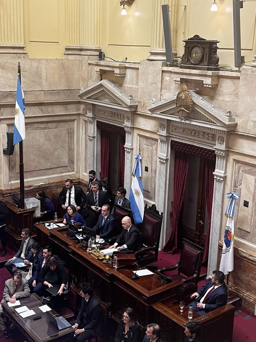 merycaffe's tweet image. Se picó la previa de la votación del aumento a los jubilados. La oposición le exige a @AbdalaBartolome que se retire de la presidencia porque LLA no está reconociendo la sesión. “Nos preside un fantasma”, dice @pabloblan