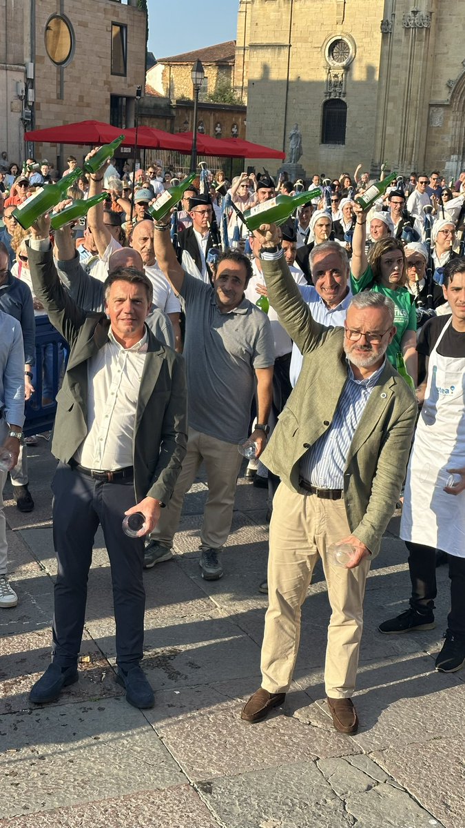 🍏 Oviedo rinde homenaje a la sidra asturiana con un escanciado multitudinario en el que participaron cientos de ovetenses y visitantes. Un escanciado con el que se celebró el Día Mundial de la Sidra y con el que arrancó la fiesta de El Primer Peregrino.

#SidraAsturiana