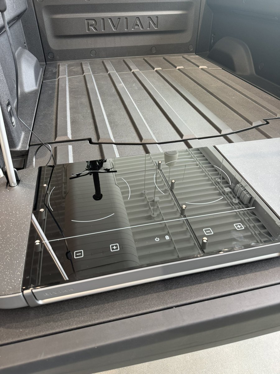 Zašel jsem se podívat do flagship storu Rivianu, který máme v portfoliu a který mi po propojení s VW dává větší smysl. Rivian R1 je obrovský auto, dobře zpracovaný, předčilo to moje očekávání, nutnost dalších modelů R2 i R3 je jasná, současný model R1 má limity na straně ceny a