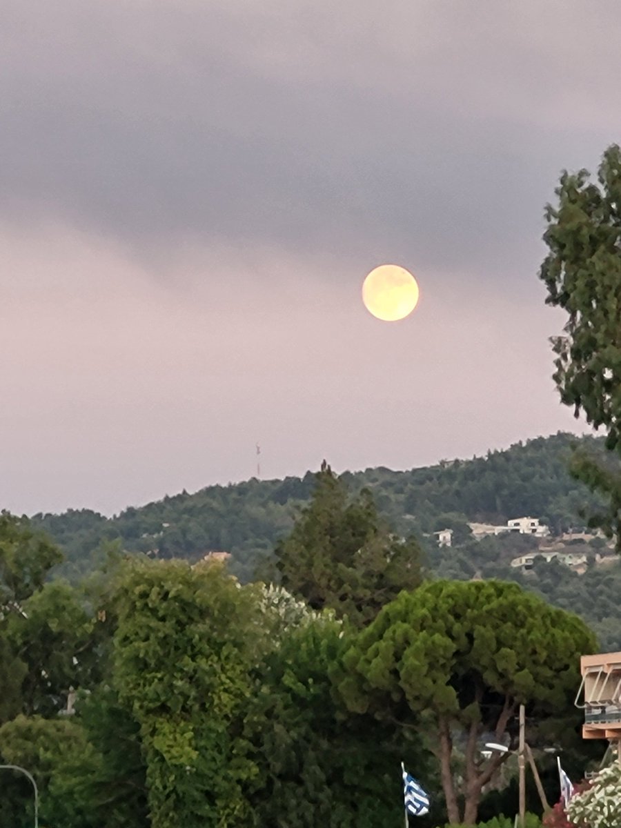 Κοιμήσου 
Δεν θα στείλει
Ξέρεις γιατί...