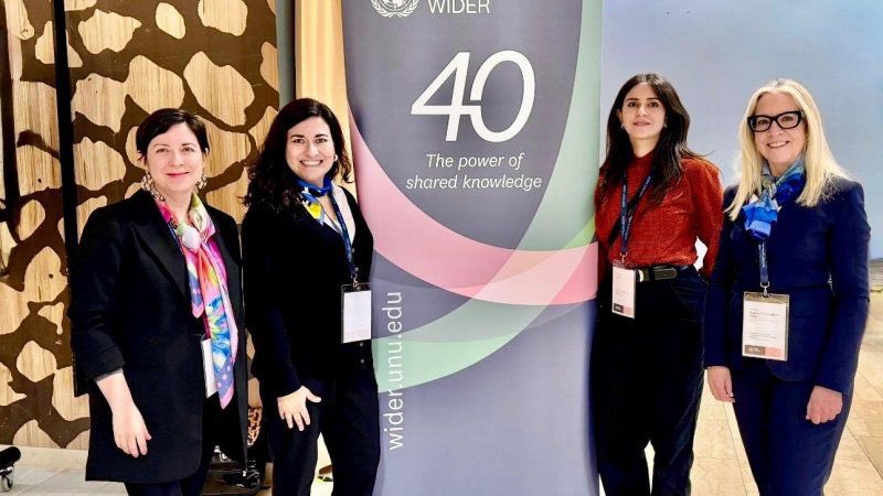 🌍 ¡<a href="/Fegoc_UCentral/">Facultad de Economía, Gobierno y Comunicaciones</a> presente en Finlandia!
La académica Gabriela Zapata-Román participó de la conferencia internacional WIDER 2025 en Helsinki 🇫🇮, presentando una investigación sobre protección social en el sur global.

Conoce más sobre esta noticia: bit.ly/4eNaSMK