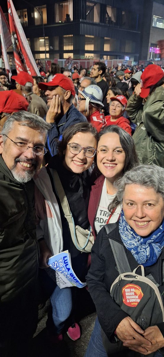 Militância unida na Paulista. Pela Isenção de IR e taxação dos super-ricos. TAXEM OS RICOS 

RESPEITEM O BRASIL