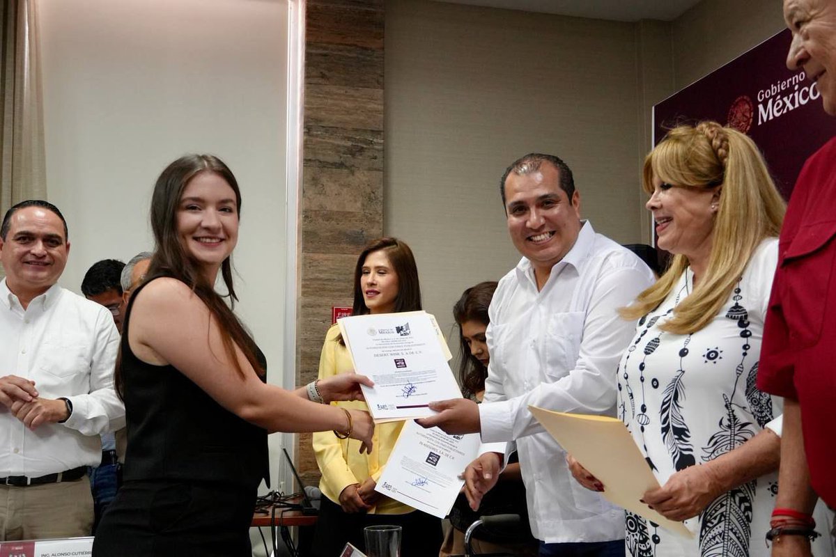 Economía México (@se_mx) on Twitter photo Con la presencia del gobernador <a href="/VictorCastroCos/">Víctor Castro</a>, se instaló el #ComitéPromotorInversión en #BajaCaliforniaSur para impulsar #CorredoresBienestar y entregar 21 certificaciones #HechoEnMéxico.
Participaron organismos empresariales y empresas de turismo, construcción y servicios. Con la presencia del gobernador <a href="/VictorCastroCos/">Víctor Castro</a>, se instaló el #ComitéPromotorInversión en #BajaCaliforniaSur para impulsar #CorredoresBienestar y entregar 21 certificaciones #HechoEnMéxico.
Participaron organismos empresariales y empresas de turismo, construcción y servicios.