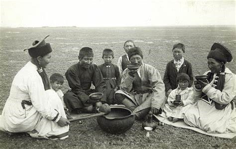 😶Europe’s Only Buddhist Republic: Kalmykia’s Tragic Past &amp; Fading Tongue
In 1943, Stalin deported nearly all #Kalmyks to Siberia, killing thousands. Now, the #Kalmyk language teeters on extinction, with less than 20% of youth speaking it fluently.
#Kalmykia  #HiddenHistories