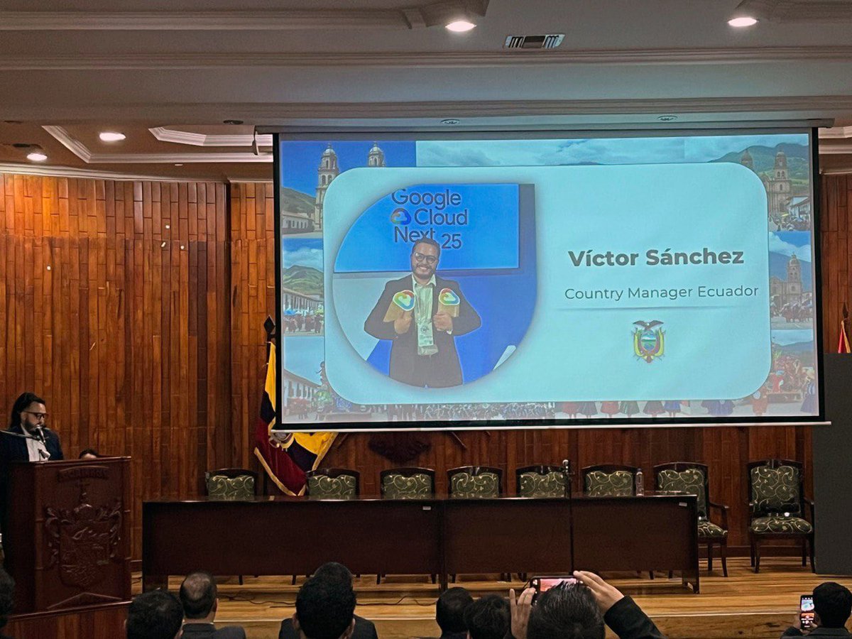 CNTinforma's tweet photo. #Loja | En el marco del Día Nacional de las Telecomunicaciones, organizamos un evento donde expertos dictaron conferencias sobre inteligencia artificial, soluciones de data center y ecosistemas cloud.
La @CNT_EC impulsa la educación digital de la ciudadanía. https://t.co/d0BLwaqfjg