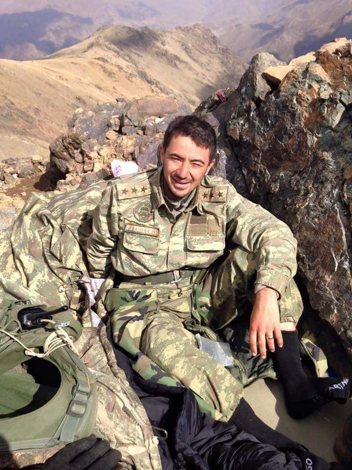 <a href="/gelinciklerimiz/">Gelincik Çiçeklerimiz 𓍲</a> Diyarbakır Sur'da hendekleri hainlere mezar yapan Yüzbaşı Yiğitcan Çiğa, 27 Ocak 2016
AZİZ RUHU ŞAD OLSUN 🇹🇷