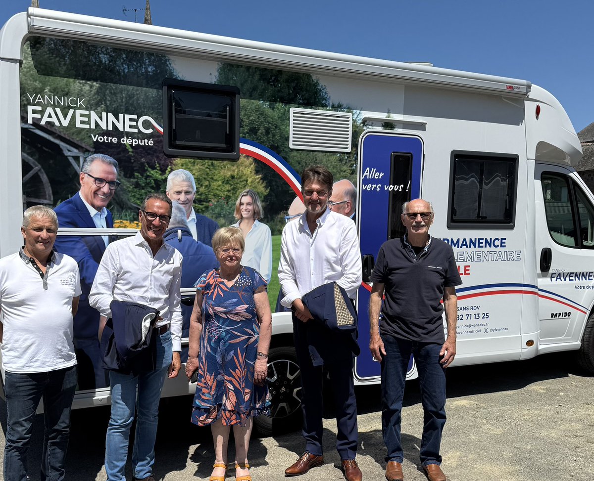 yfavennec's tweet image. Un Sous Préfet aux champs : merci à Arnaud Benoit d’avoir partagé avec moi cette journée à bord de ma permanence mobile, de St Ellier à Landivy en passant par Pontmain, d’avoir été à mes côtés pour écouter nos concitoyens, échanger avec eux, et parfois les conseiller. @Prefet53