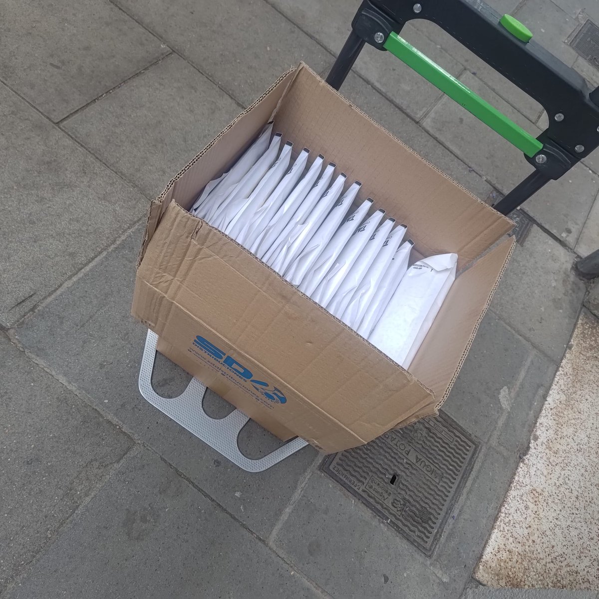 Muchos estáis preguntando por los envíos del <a href="/TheKameTeam/">TheKameTeam</a> , os informamos que TODOS los pedidos han sido enviados y que, a más tardar, deberíais recibirlos la semana que viene. Depende del tipo de envío puede tardar más o menos. Foto con las 2 cajas con los envios del último día.