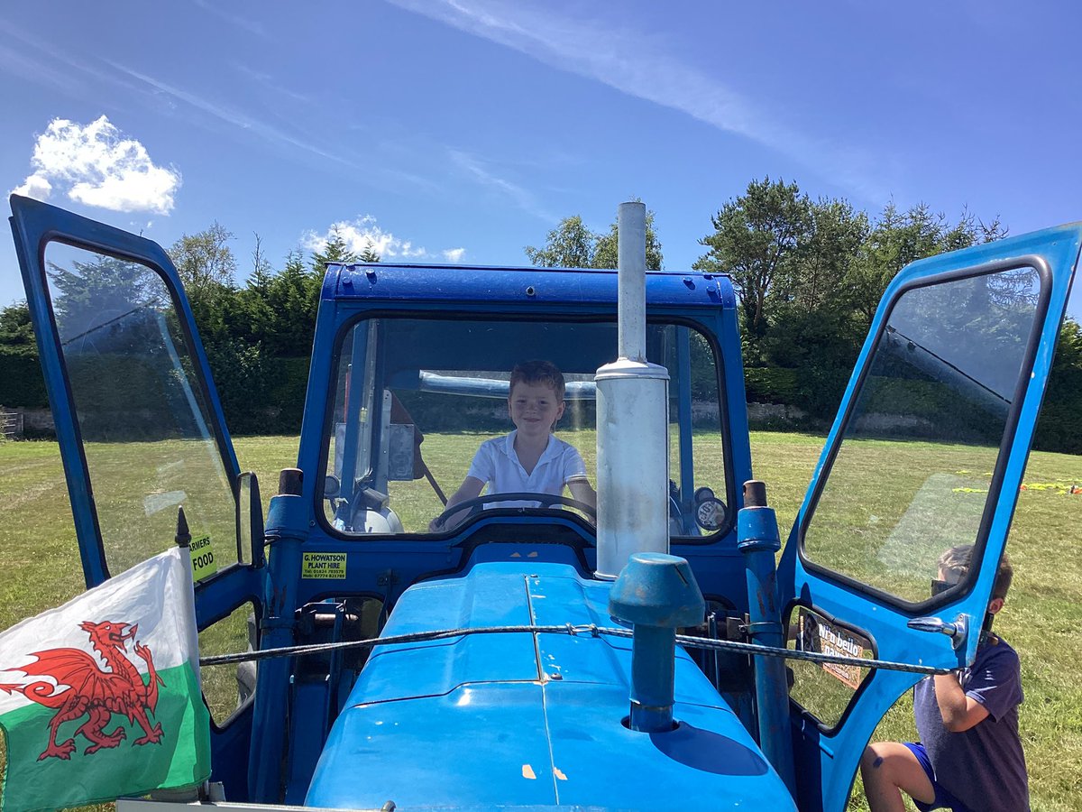 Sioe fawr Ysgol Pant Pastynog! Roedd pawb wrth eu boddau!