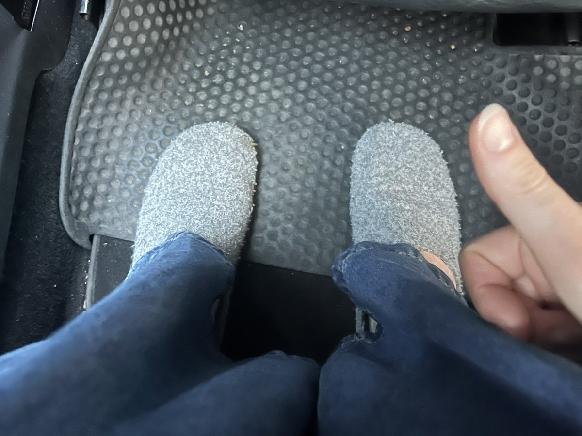 En route to <a href="/BBCRadioScot/">BBC Radio Scotland</a> after a day of Jean - just realised that I’m wearing my slippers. Excellent. Playlist will sound the same, regardless! Join me at 10pm via <a href="/BBCSounds/">BBC Sounds</a> 🫠